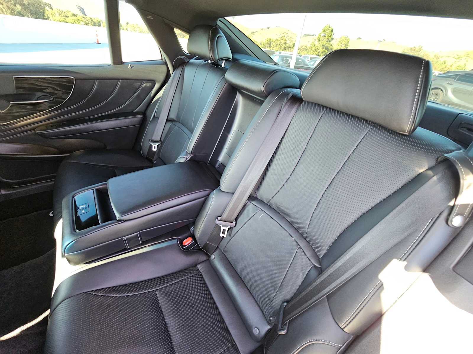 Used 2022 Lexus LS 500 w/ Cold Weather Package (CK) RWD image 17