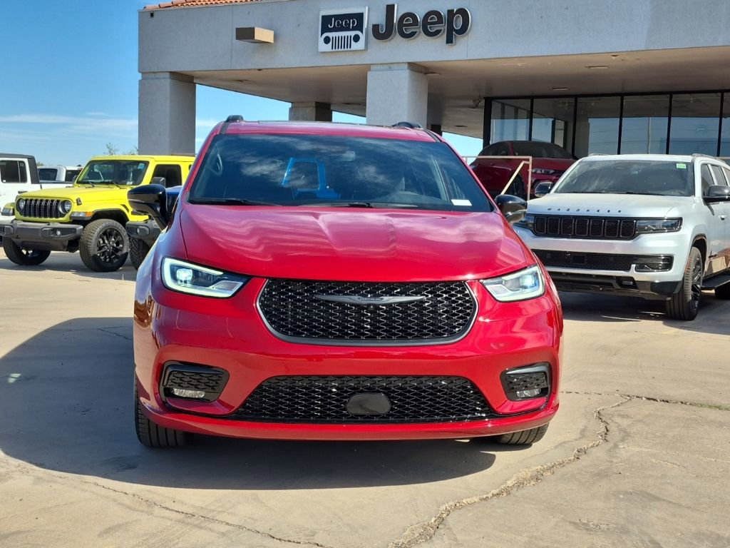 New 2025 Chrysler Pacifica Limited w/ Trailer Tow Group FWD image 2