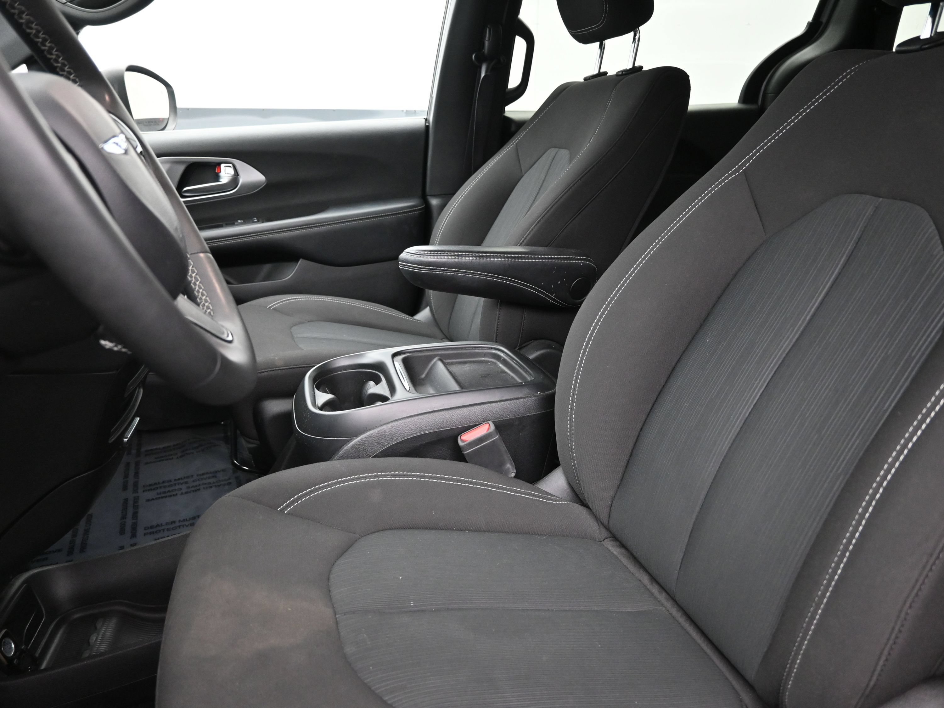 Used 2023 Chrysler Pacifica Touring FWD image 13
