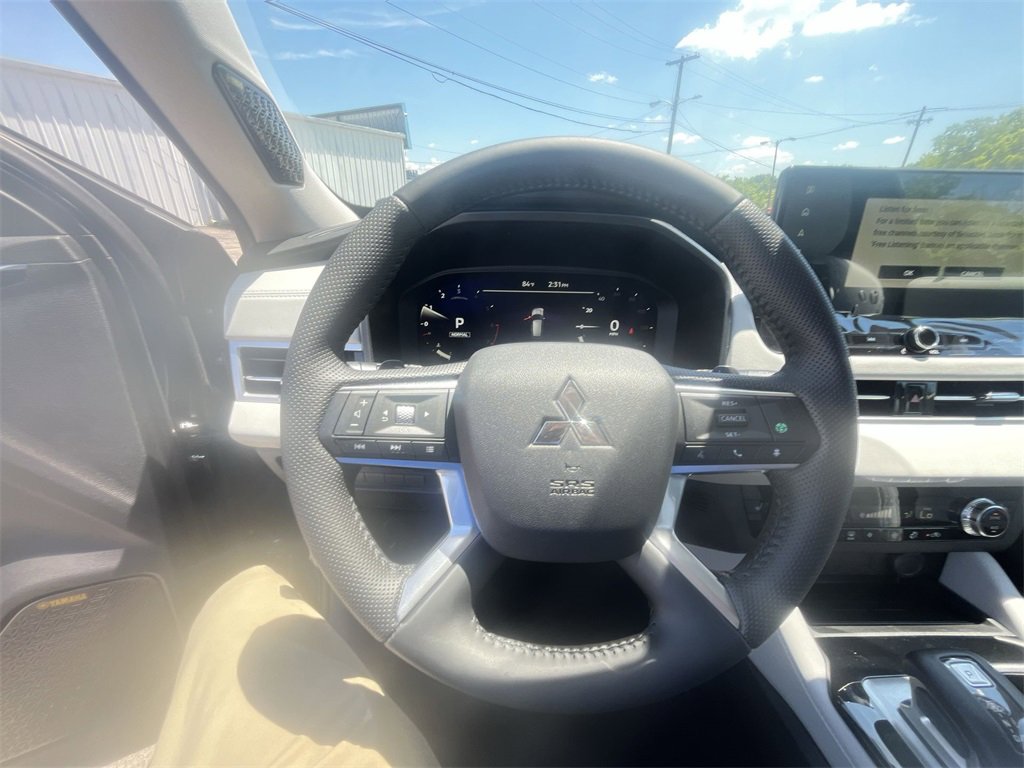 New 2025 Mitsubishi Outlander SE image 14