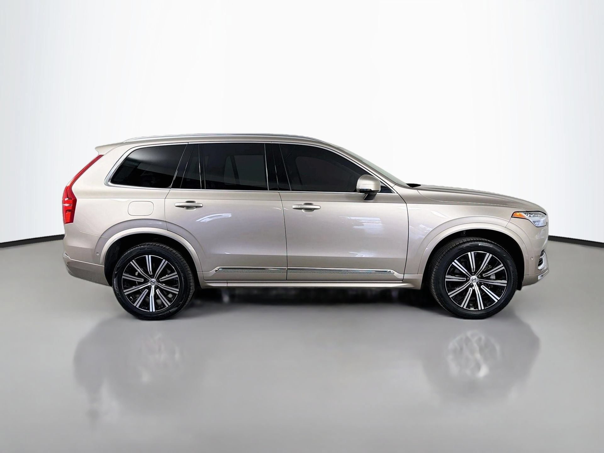 Certified 2024 Volvo XC90 B5 Plus AWD/4WD image 5