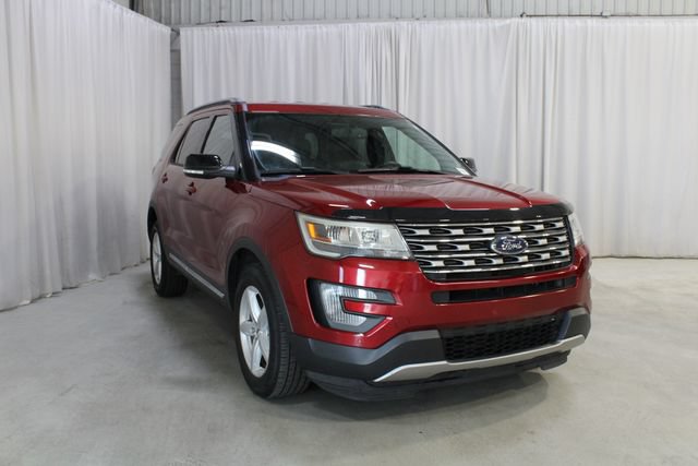 Used 2017 Ford Explorer XLT w/ Equipment Group 202A AWD/4WD image 38