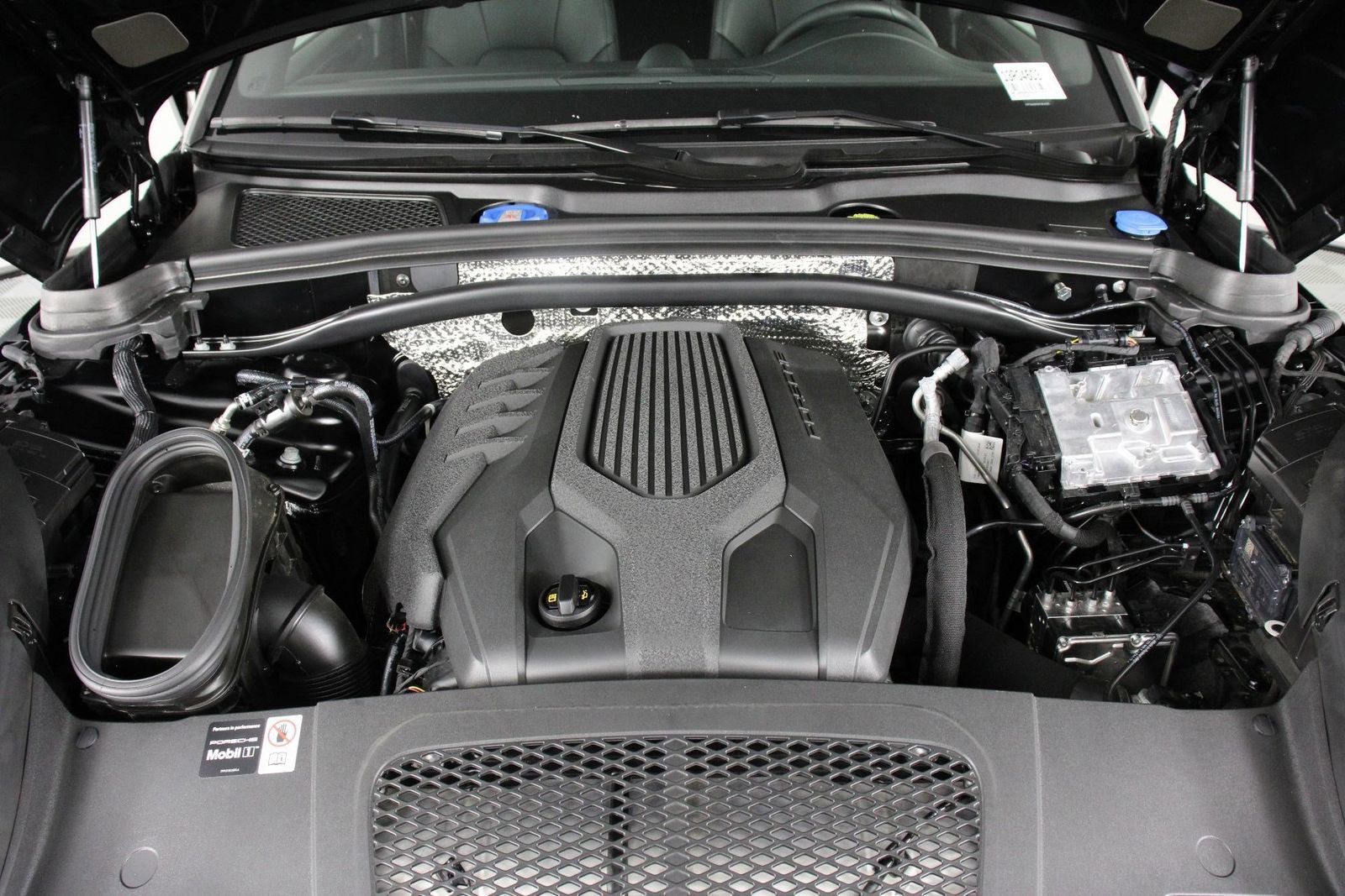 Certified 2025 Porsche Macan image 26