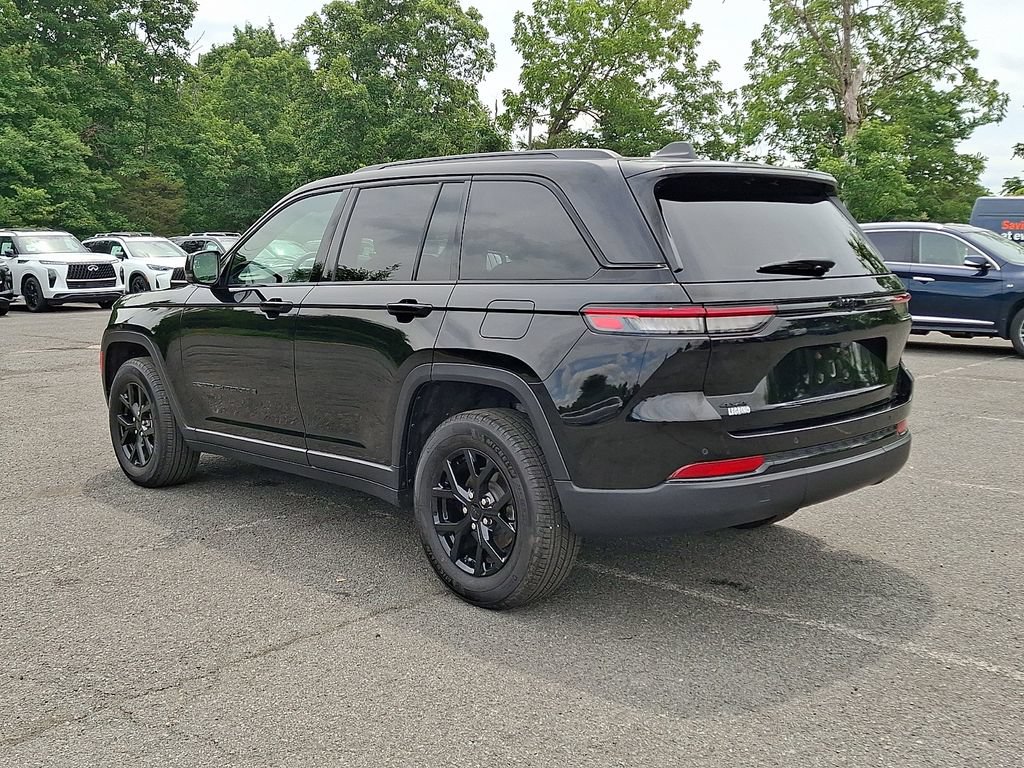 Used 2025 Jeep Grand Cherokee Altitude AWD/4WD image 7