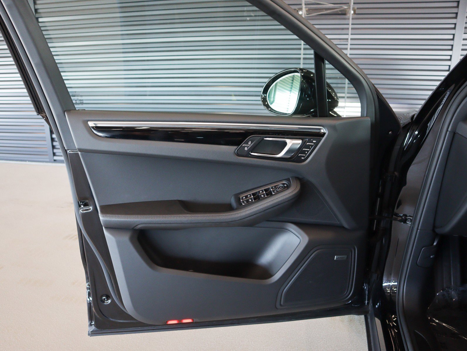 Certified 2025 Porsche Macan image 18