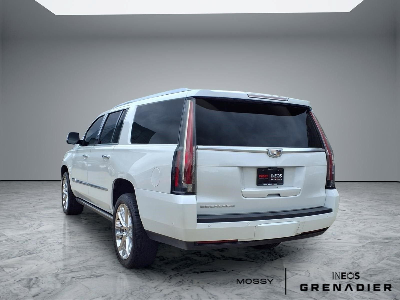 Used 2019 Cadillac Escalade ESV Premium Luxury RWD image 2