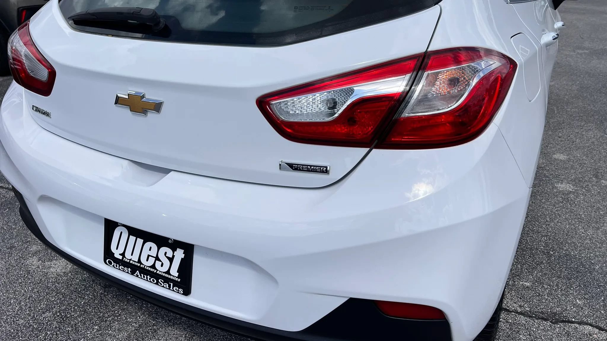Used 2018 Chevrolet Cruze Premier FWD image 4