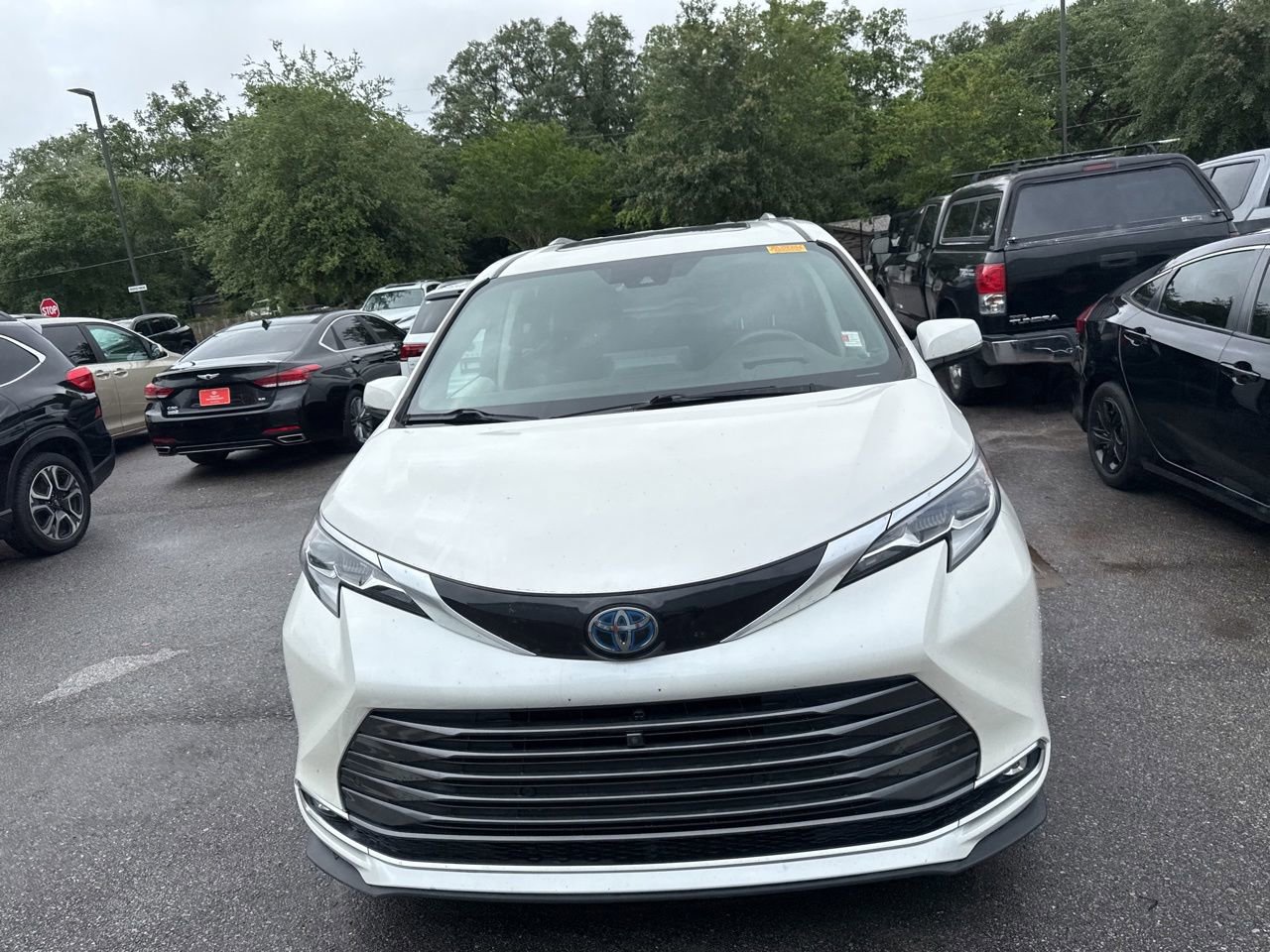 Used 2021 Toyota Sienna Platinum FWD image 2