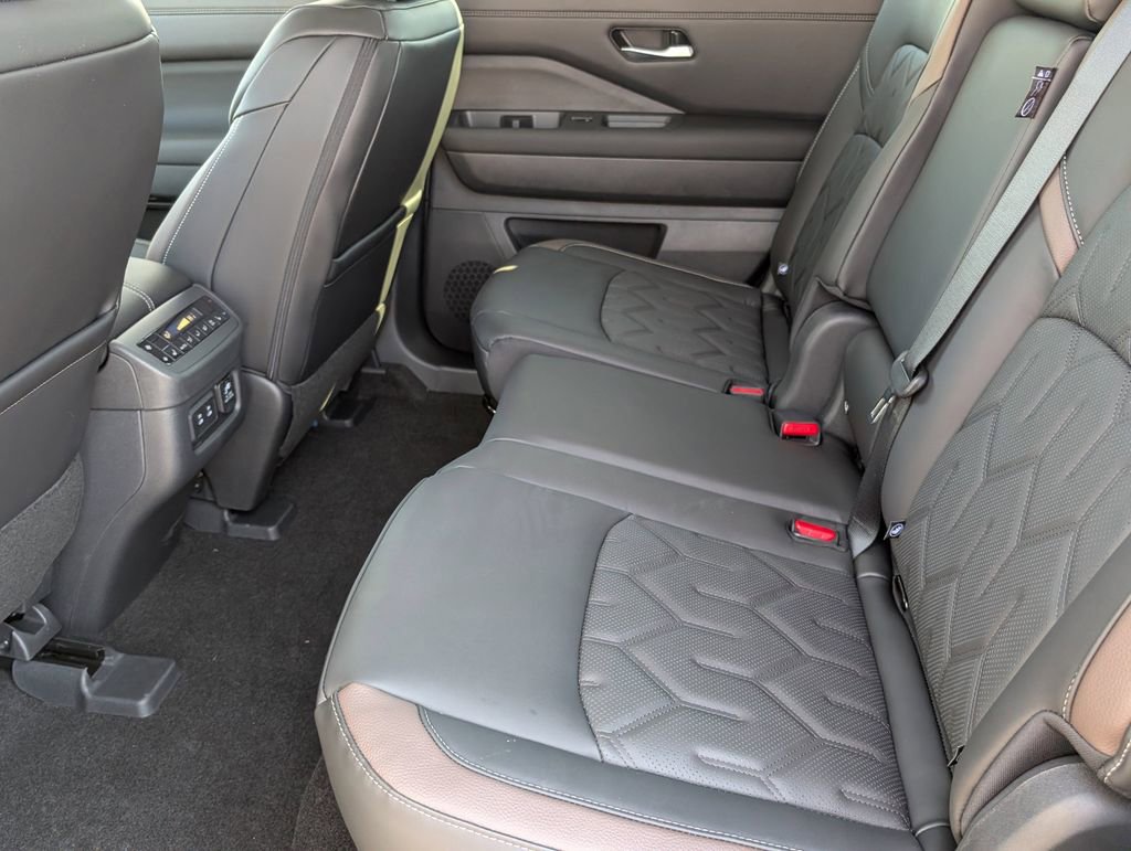New 2026 Nissan Pathfinder Platinum w/ Cargo Package AWD/4WD image 23
