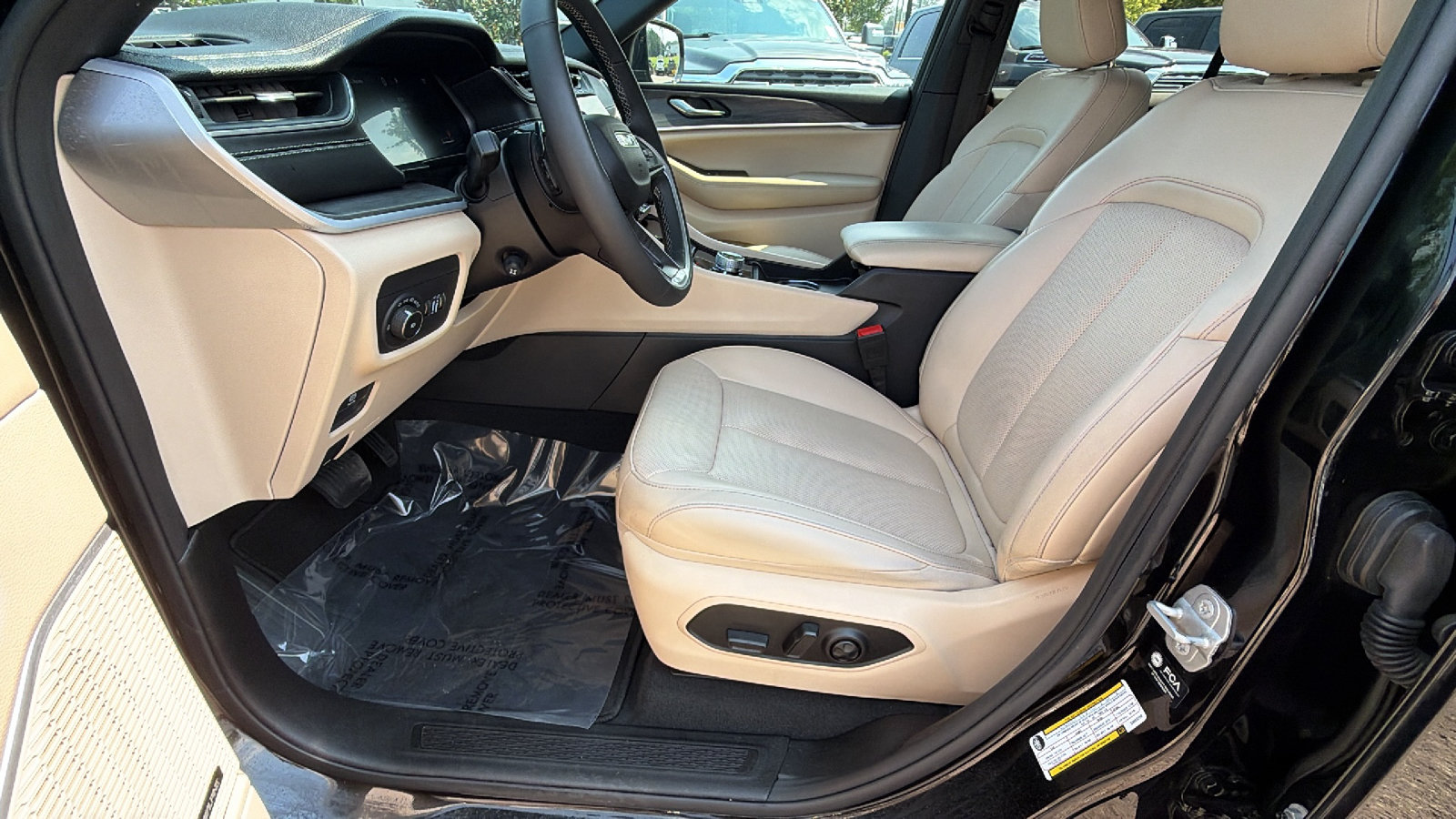 Used 2025 Jeep Grand Cherokee Limited w/ Luxury Tech Group II AWD/4WD image 17