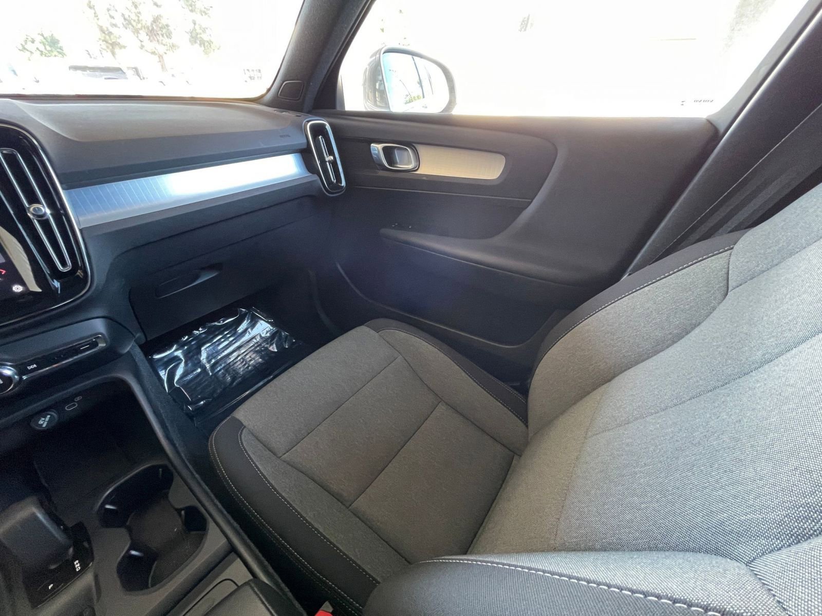 Used 2024 Volvo XC40 B5 Core image 38