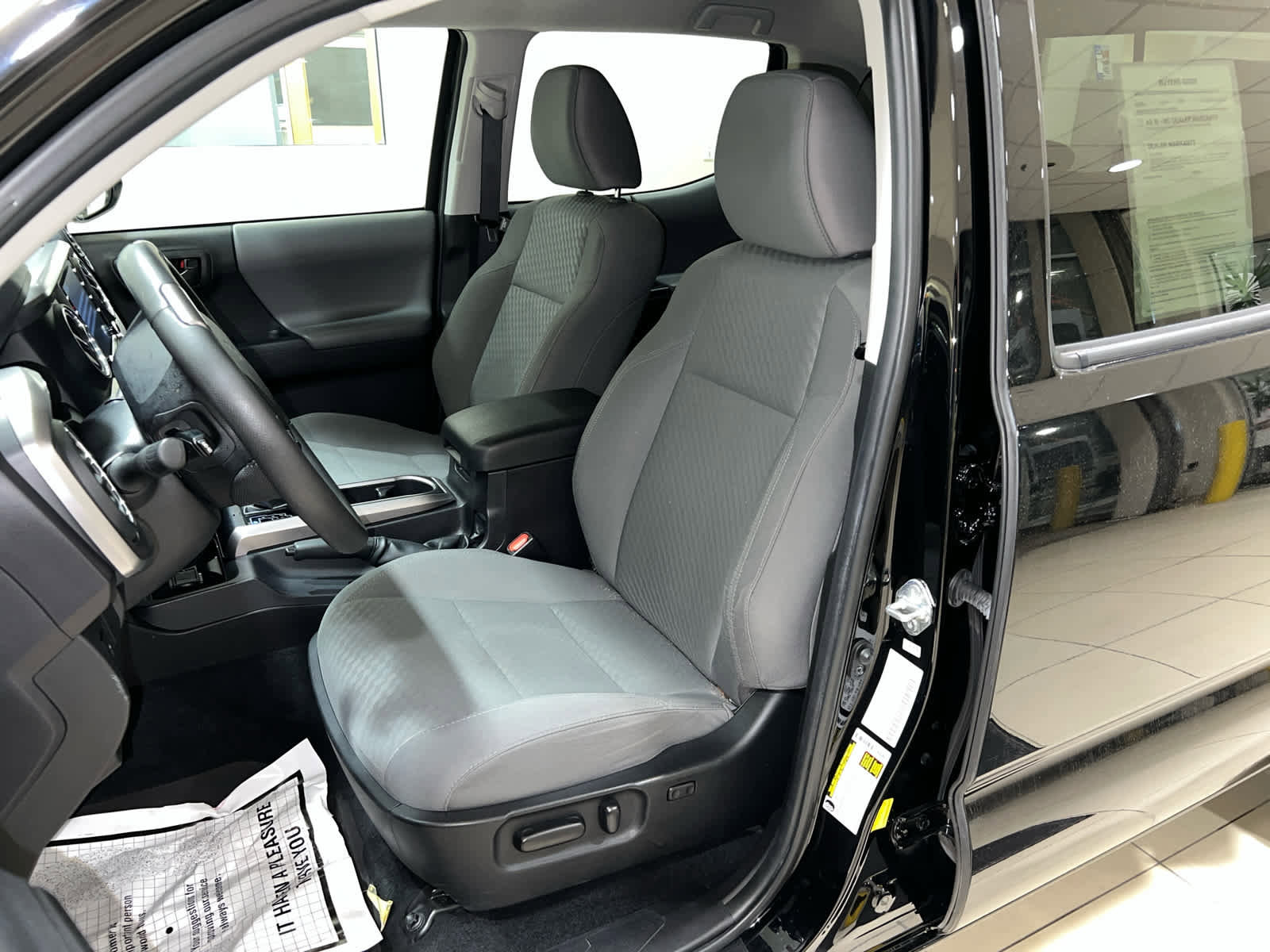 Used 2022 Toyota Tacoma SR5 w/ Technology Package image 19