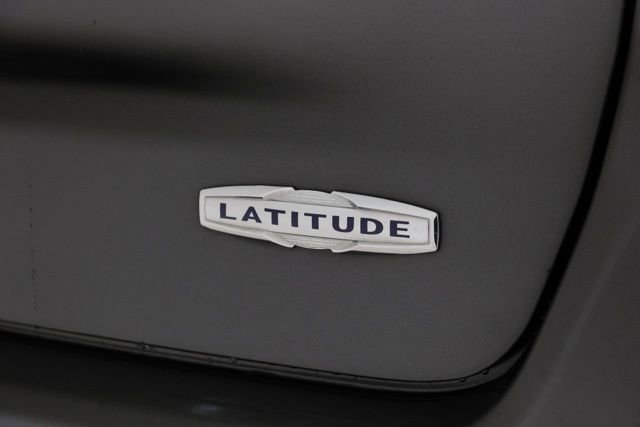 Used 2022 Jeep Compass Latitude w/ Sun and Sound Group AWD/4WD image 11
