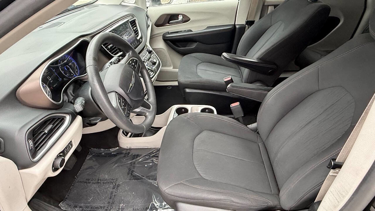 Used 2017 Chrysler Pacifica Touring FWD image 31