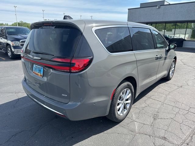 Used 2025 Chrysler Pacifica Select AWD/4WD image 11