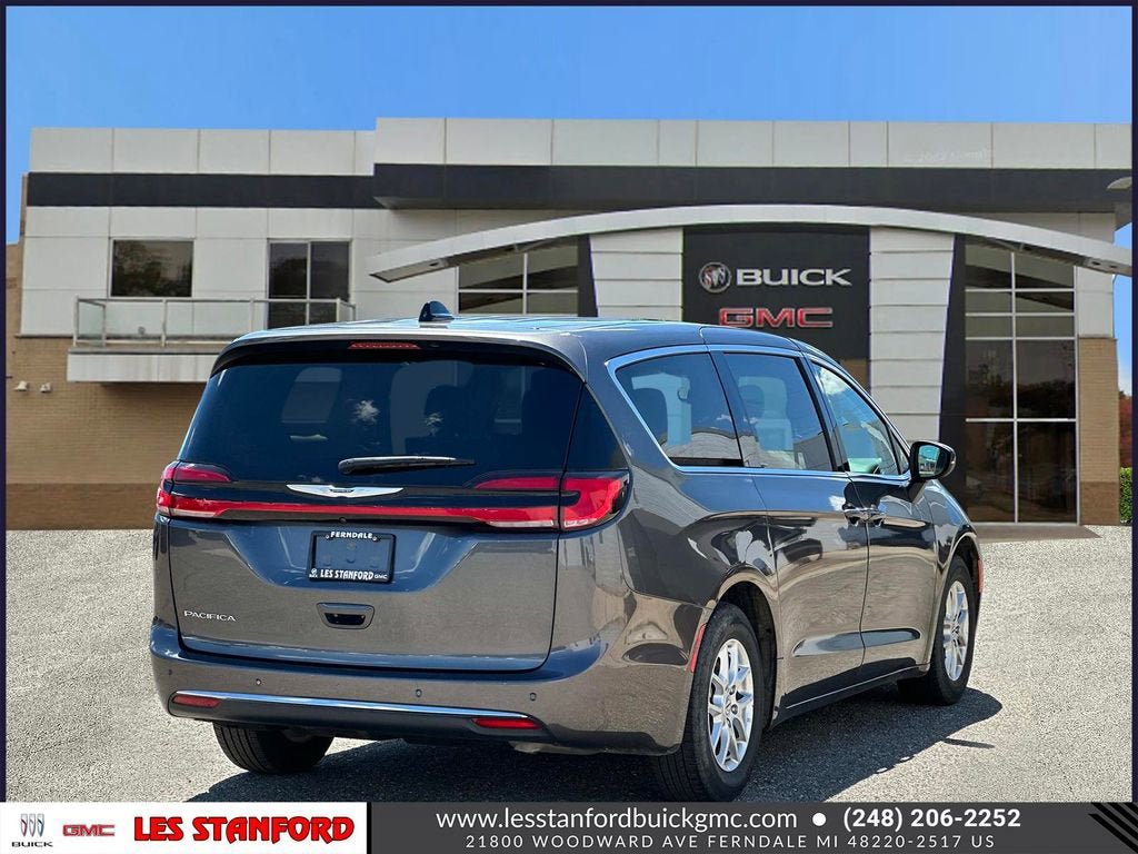 Used 2023 Chrysler Pacifica Touring-L FWD image 6