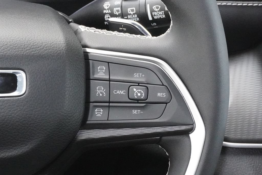 Used 2025 Jeep Grand Cherokee Laredo AWD/4WD image 21