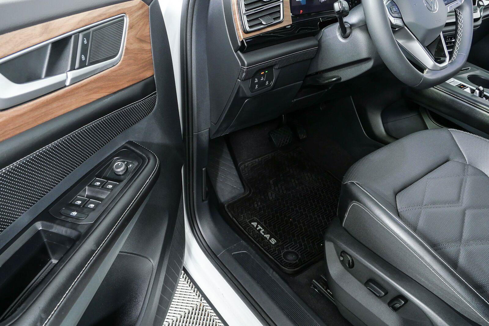 Used 2024 Volkswagen Atlas SE FWD image 7