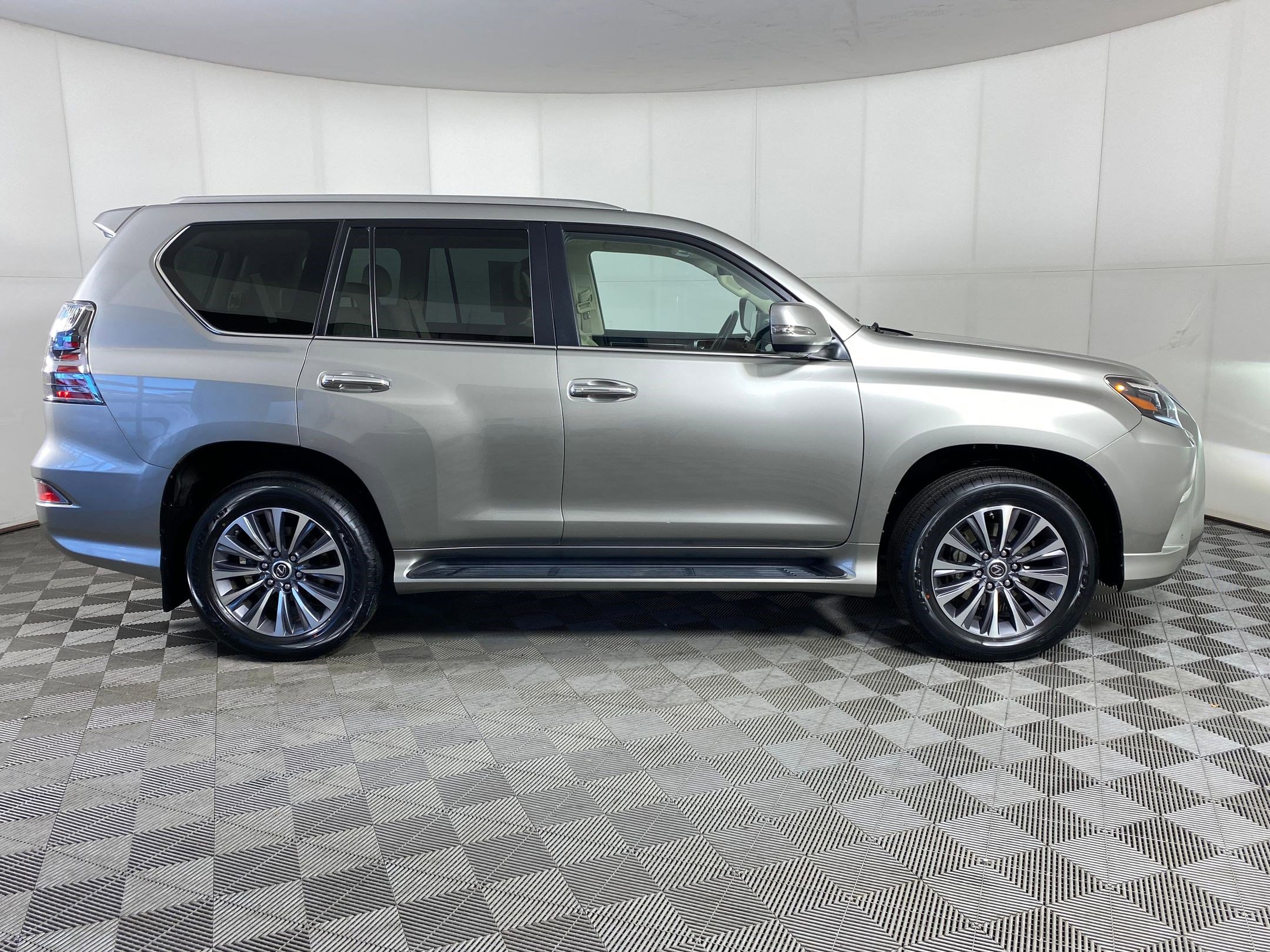Used 2023 Lexus GX 460 Luxury w/ Off Road Package image 8