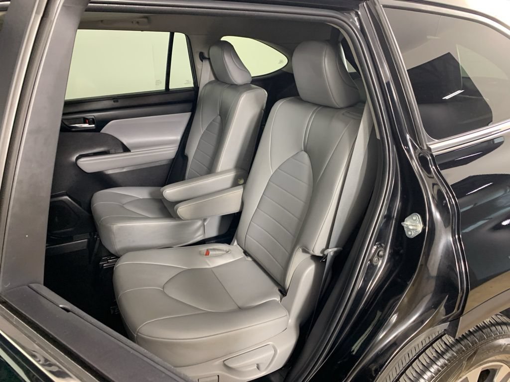 Used 2023 Toyota Highlander XLE AWD/4WD image 34