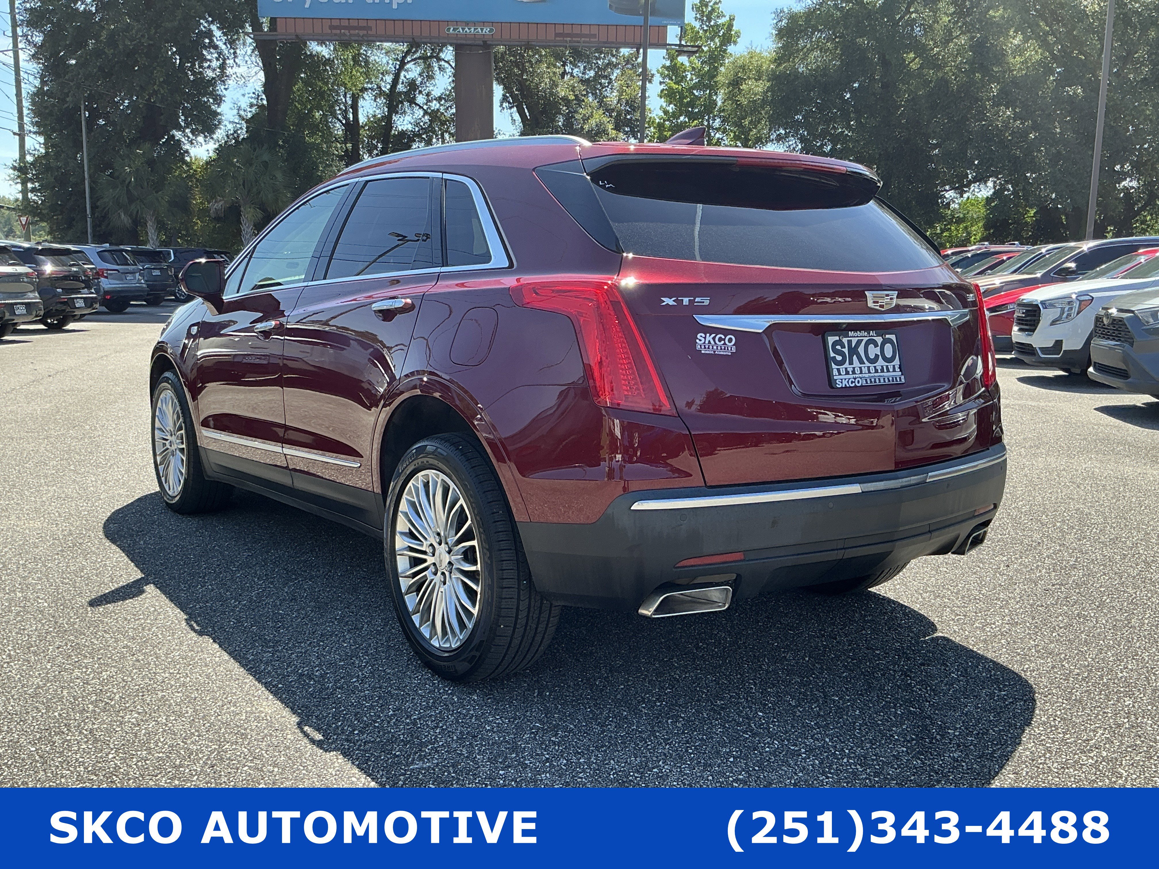Used 2018 Cadillac XT5 Luxury w/ Driver Awareness Package FWD image 3