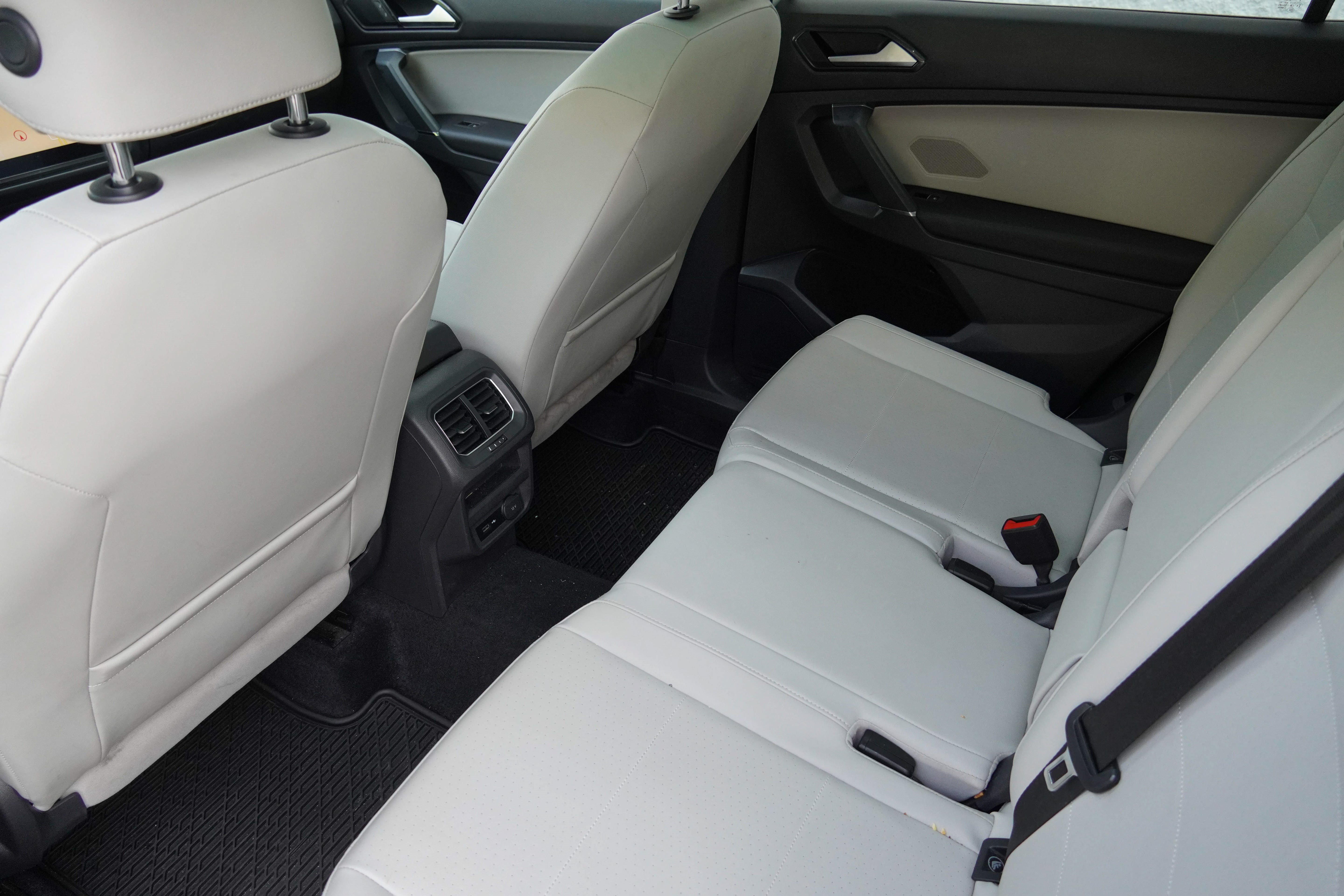 Used 2018 Volkswagen Tiguan SEL FWD image 34