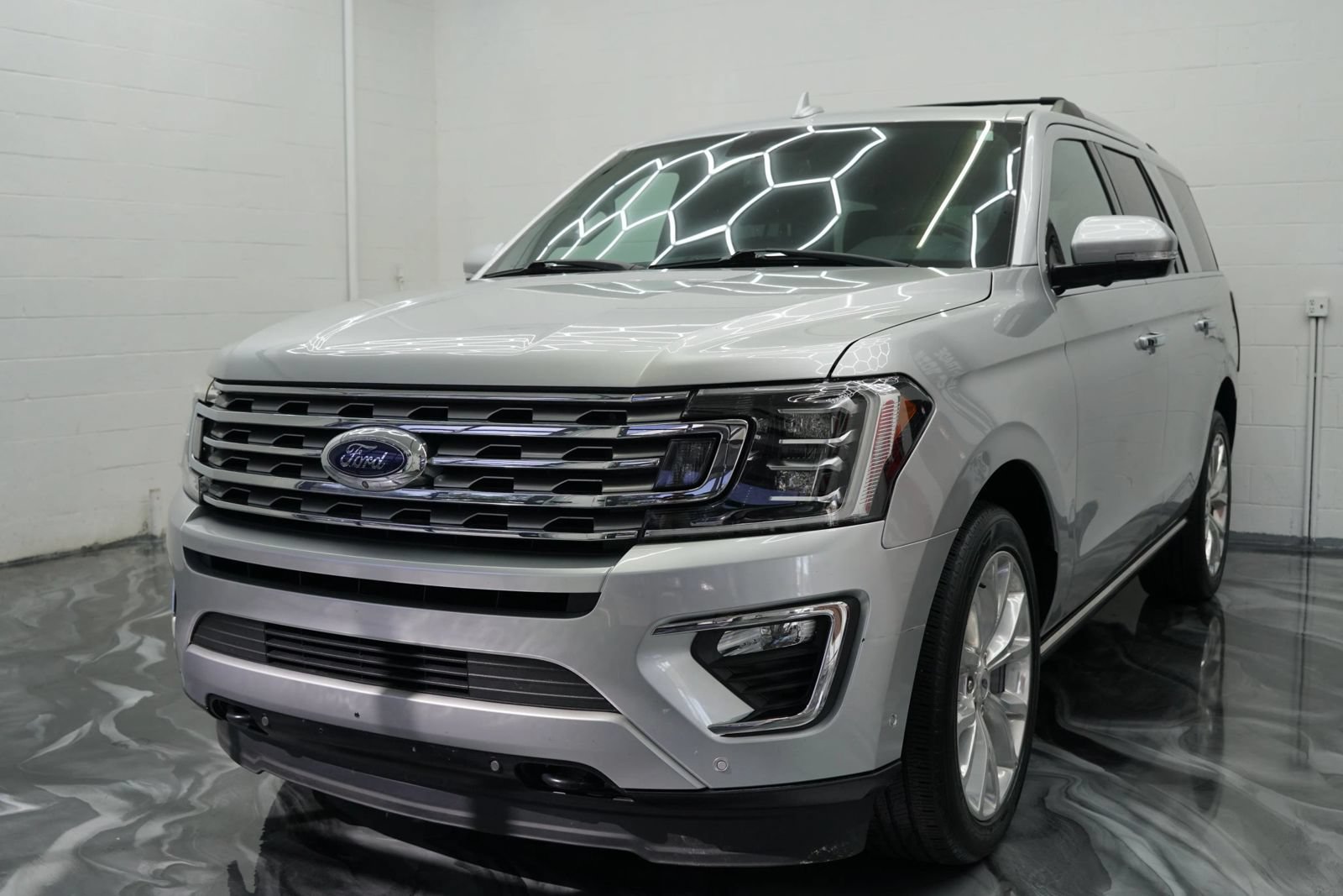 Used 2019 Ford Expedition Limited w/ Equipment Group 302A AWD/4WD image 3