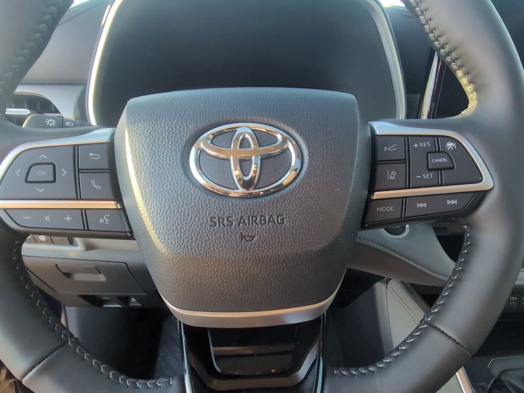Used 2026 Toyota Highlander Limited image 12