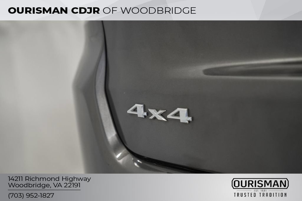 Used 2023 Jeep Compass Latitude w/ Sun and Sound Group AWD/4WD image 9