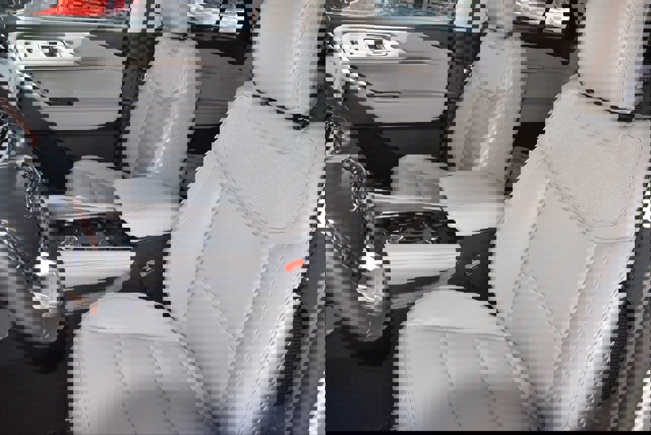 Certified 2025 Ford Explorer Active w/ Active Comfort Package image 32