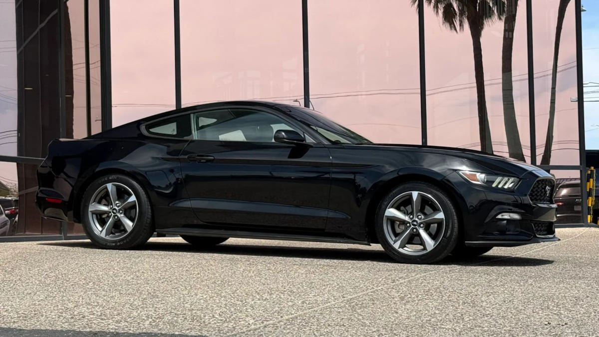 Used 2016 Ford Mustang Coupe RWD image 16