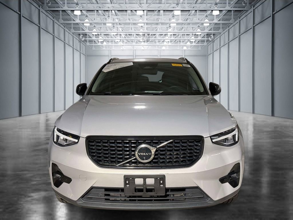 Used 2023 Volvo XC40 B5 Plus w/ Driver Assist Package AWD/4WD image 2