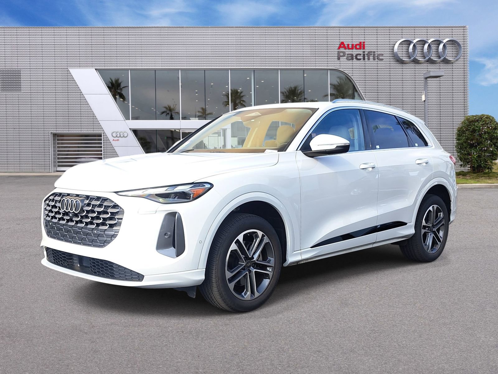 Used 2025 Audi Q5 Premium w/ Convenience Package image 1