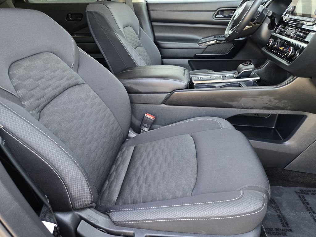 Used 2025 Nissan Pathfinder SV image 9