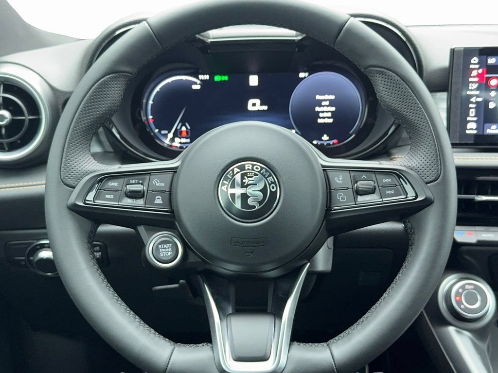 New 2025 Alfa Romeo Tonale w/ Premium Package AWD/4WD image 17