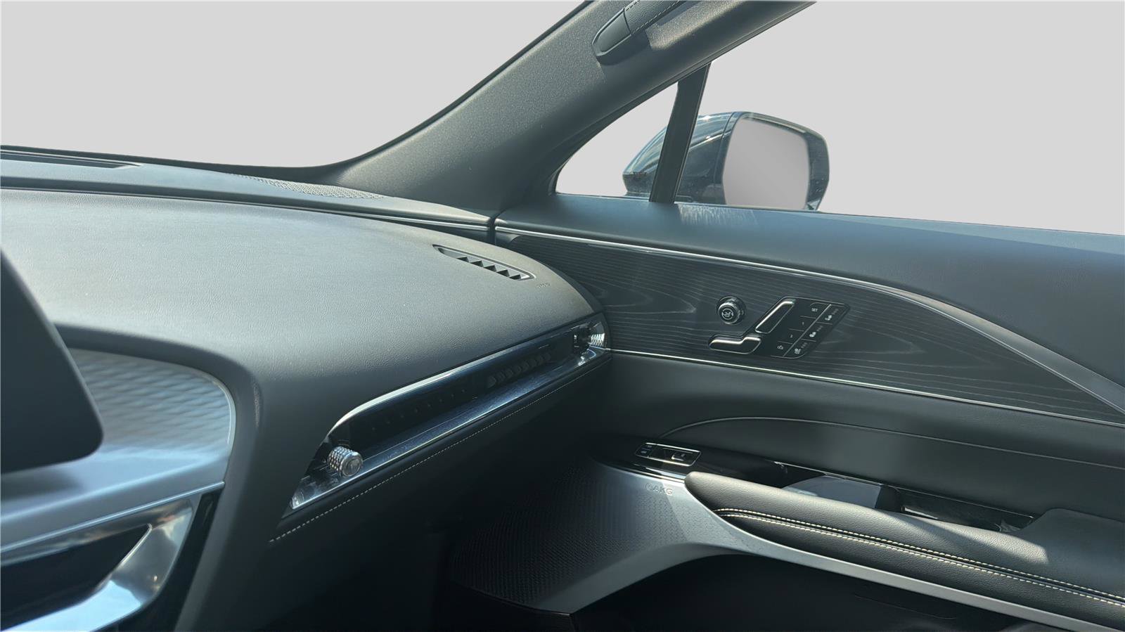 Used 2025 Cadillac Lyriq Luxury w/ LPO, Floor Liner Package image 11