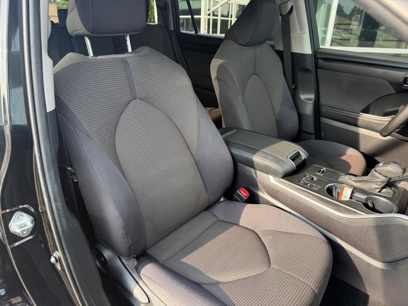 Used 2024 Toyota Highlander LE image 11