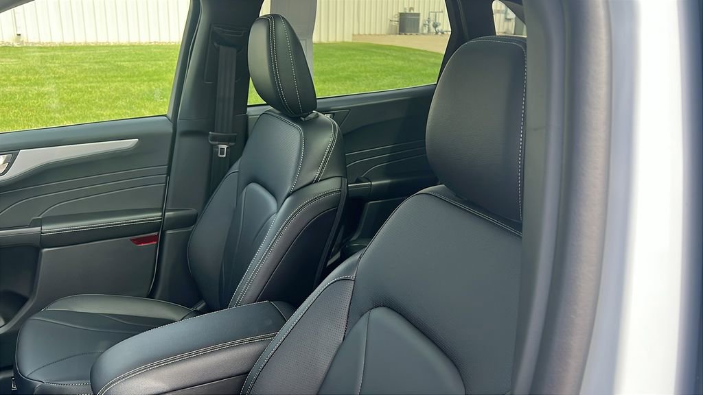New 2025 Ford Escape Plug-in Hybrid w/ PHEV Premium Package image 13