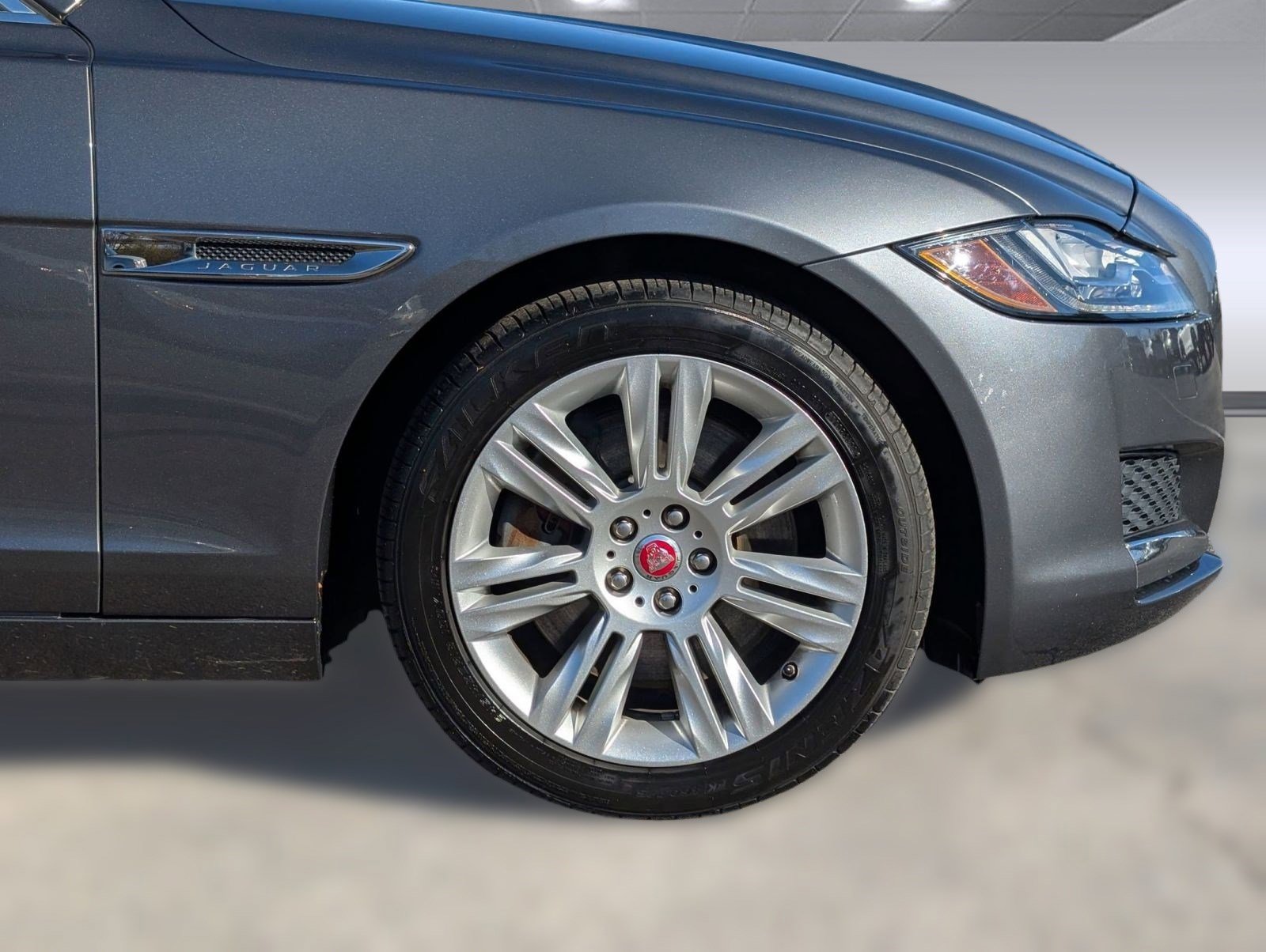 Used 2017 Jaguar XF Premium image 12