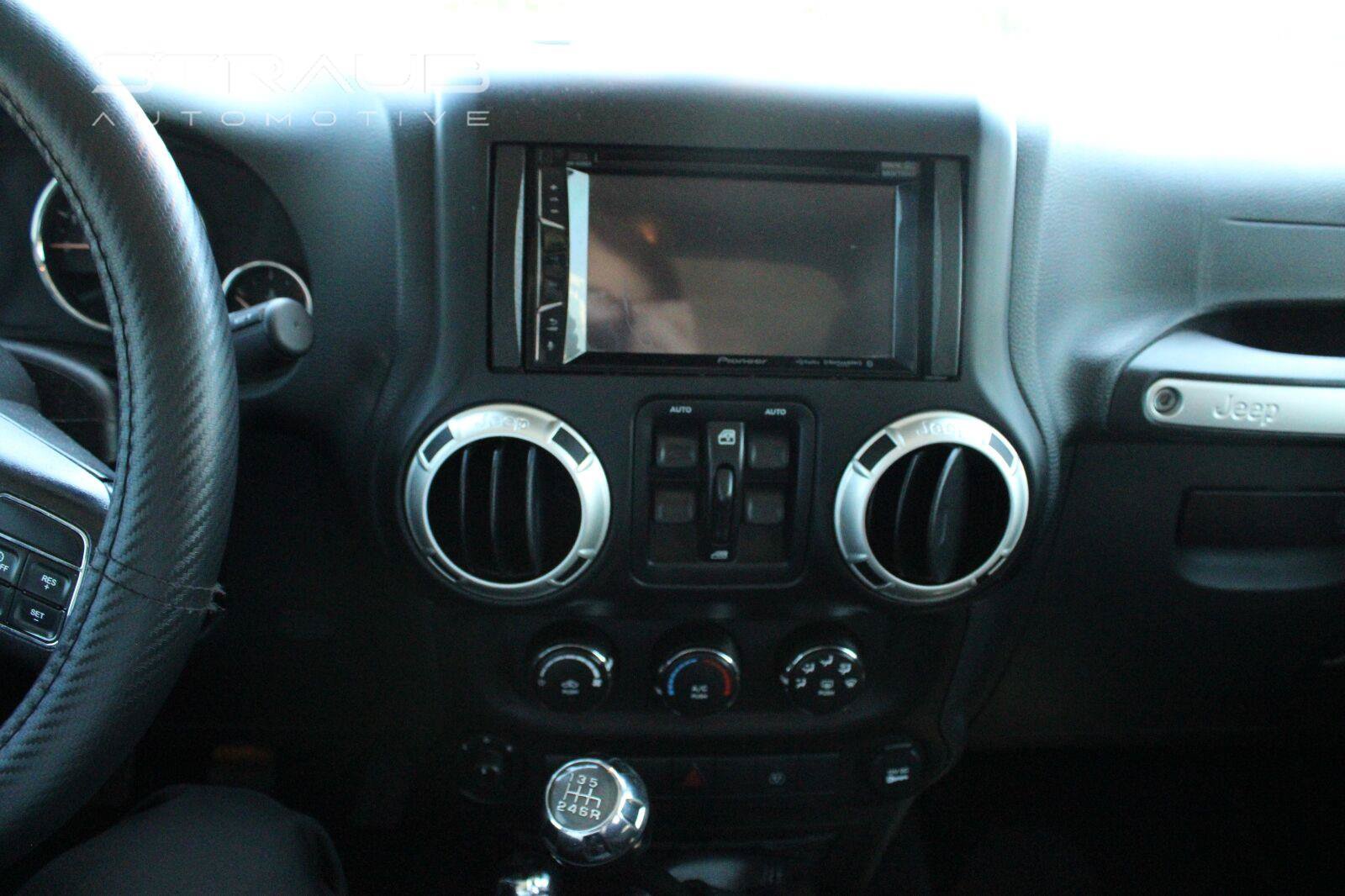 Used 2017 Jeep Wrangler Unlimited Rubicon w/ Connectivity Group AWD/4WD image 11