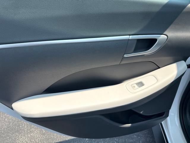 Used 2023 Hyundai Sonata SE w/ Preferred Accessory Package image 11