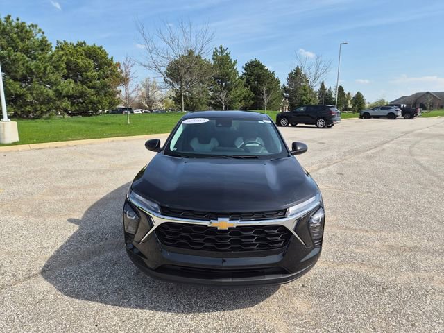 Used 2024 Chevrolet Trax LS w/ LS Convenience Package FWD image 2
