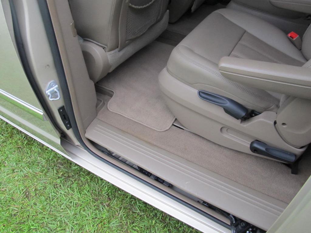 Used 2016 Chrysler Town & Country Touring-L image 31