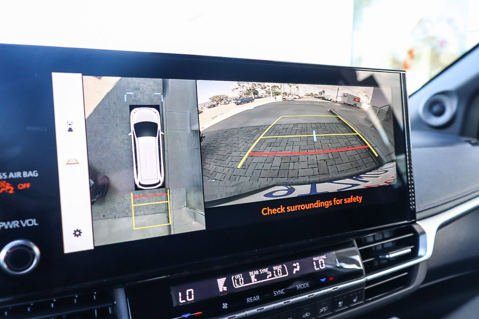 Used 2025 Toyota Sienna Platinum image 27