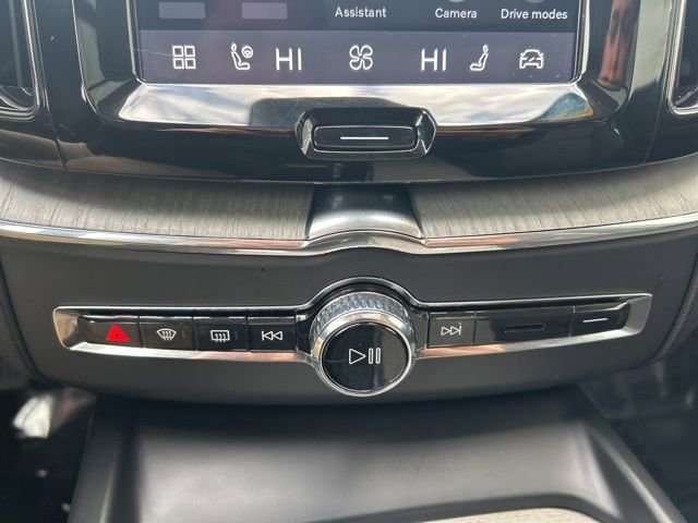 Certified 2025 Volvo XC60 B5 Plus w/ Climate Package image 25