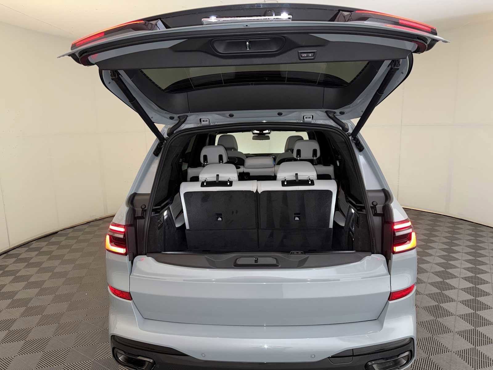 Certified 2025 BMW X7 xDrive40i w/ M Sport Package image 23