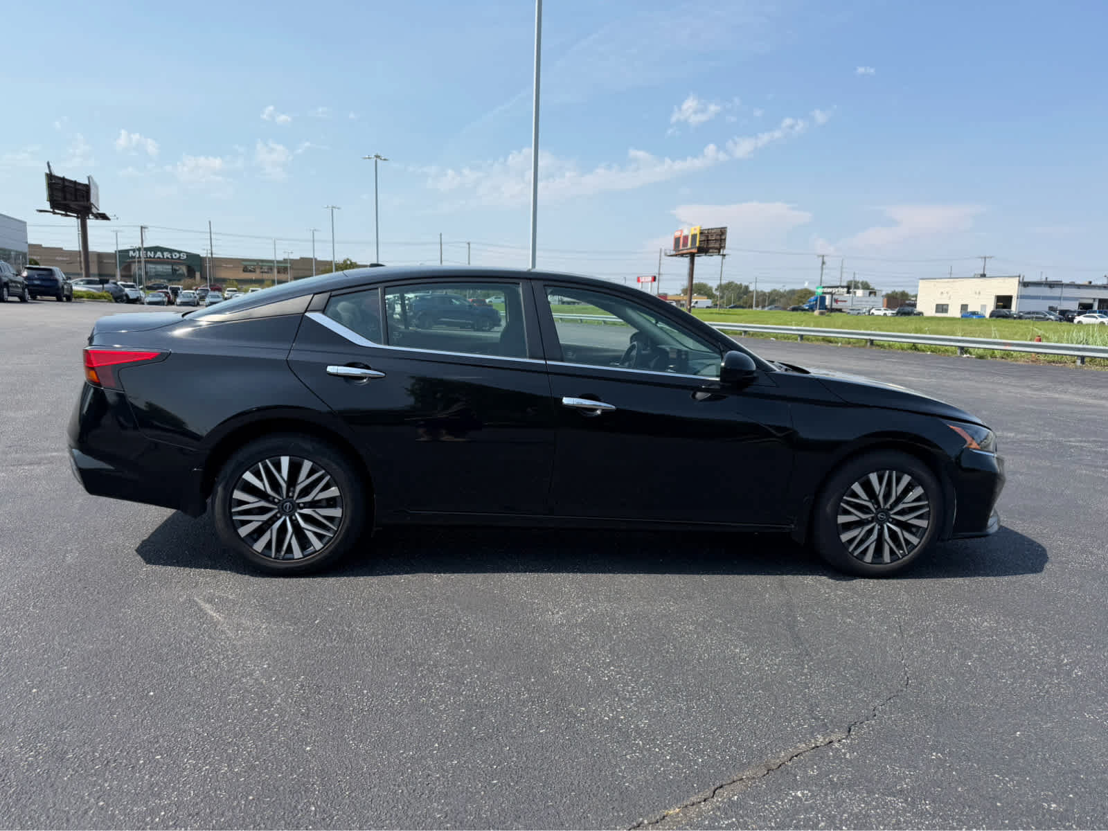 Used 2024 Nissan Altima 2.5 SV w/ SV Premium Package AWD/4WD image 9