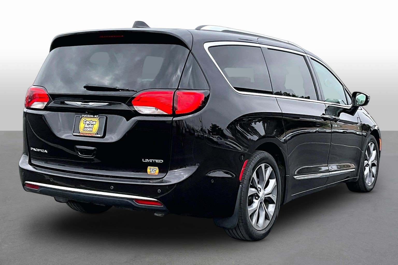 Used 2019 Chrysler Pacifica Limited w/ Advanced Safetytec Group FWD image 2