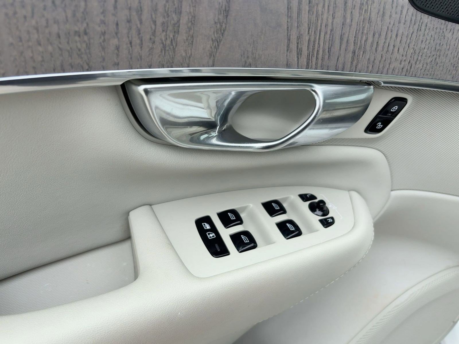 Certified 2023 Volvo XC90 B6 Ultimate image 28