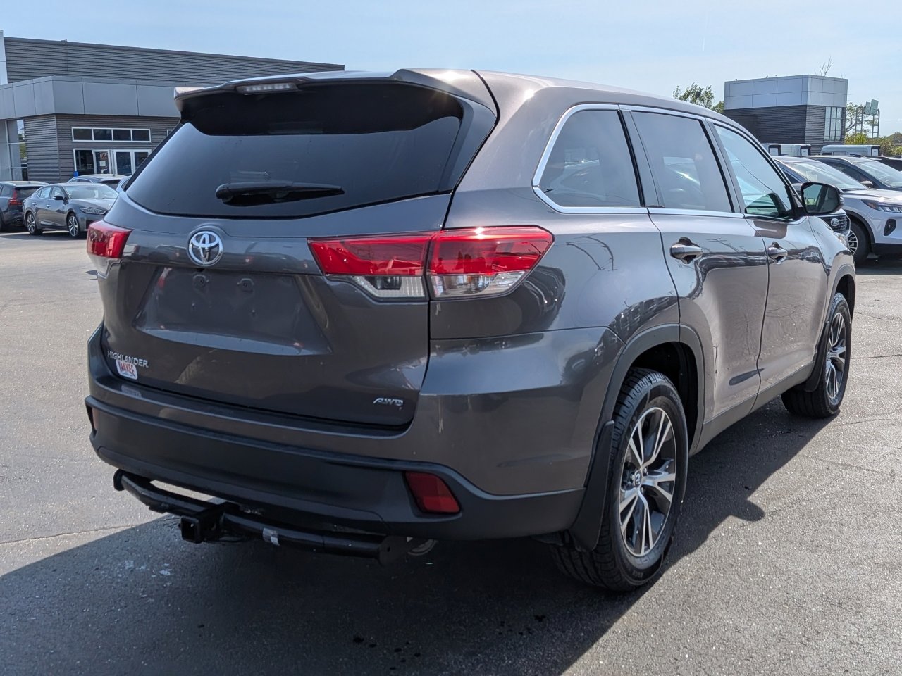 Used 2019 Toyota Highlander LE w/ Carpet Mat Package (TMS) AWD/4WD image 4